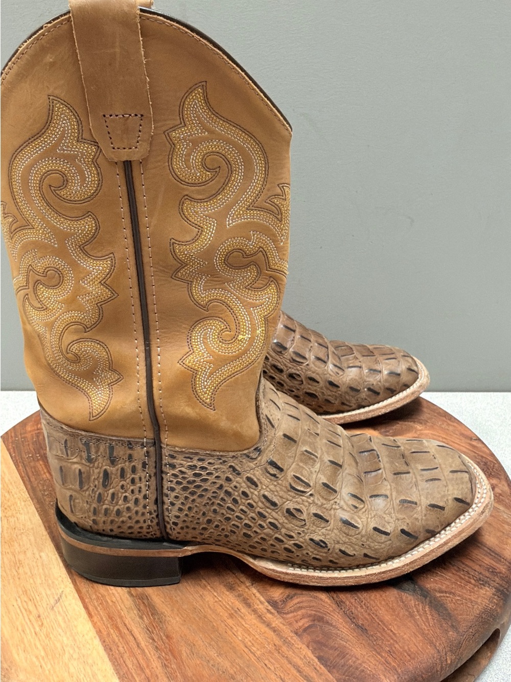 Old West Youth/Big kid Faux Hornback Gator Print Boots will fit Women’s 6.5-7